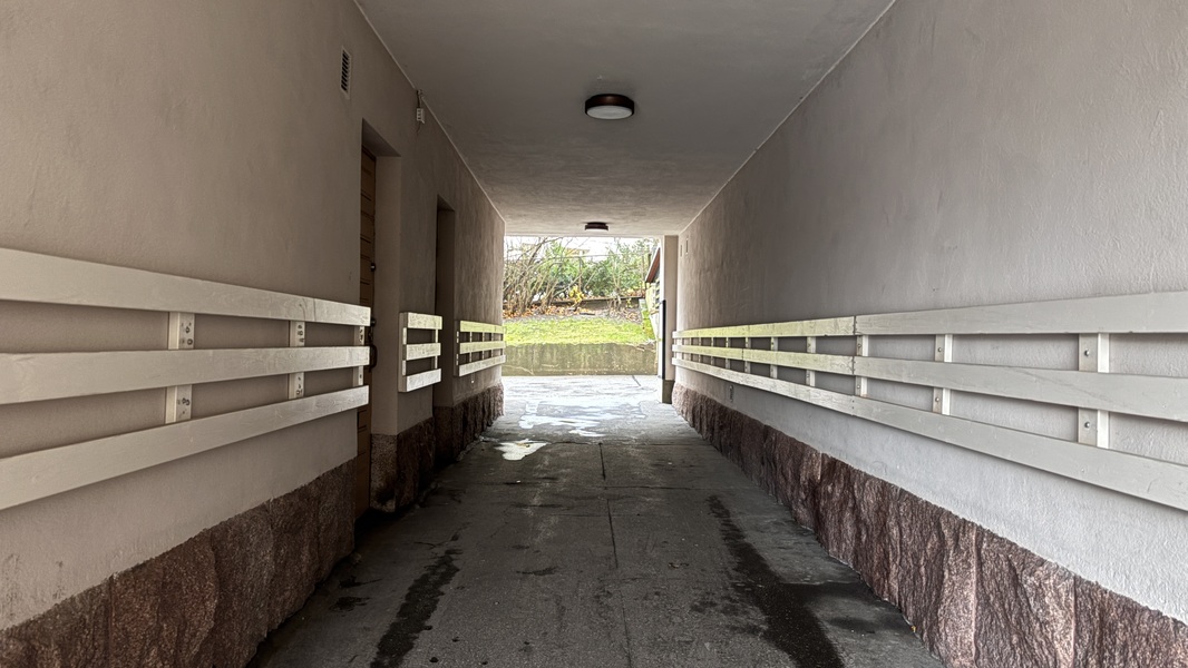 Oma sisäänkäynti porttikongin takana