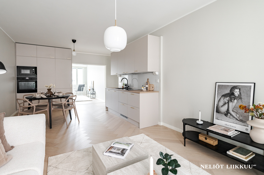 Keittiö ja olohuone yhteinäistä tilaa