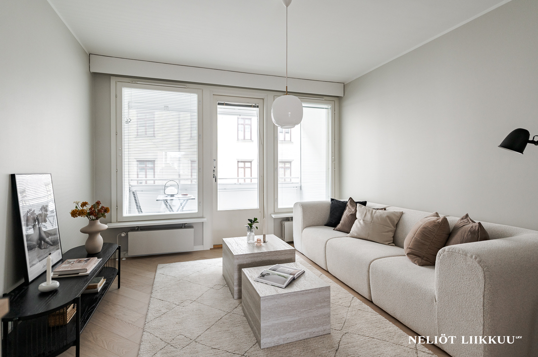 Olohuoneesta käynti lasitetulle parvekkeelle