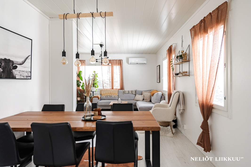 Ruokailutilasta olohuoneeseen kuvattu