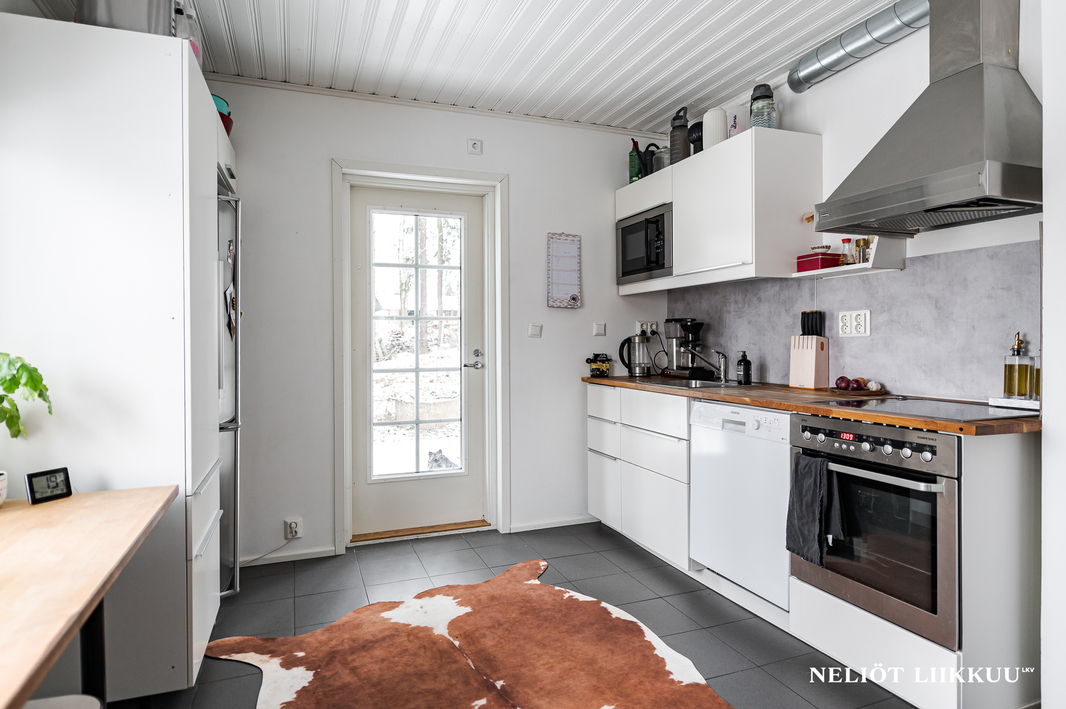 Kauniiksi remontoitu keittiö