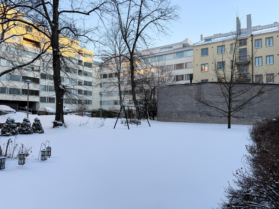 Taloyhtiön sisäpiha on ihanan puistomainen ja iso