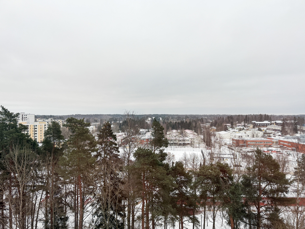 Näkymä keittiöstä sekä makuuhuoneesta