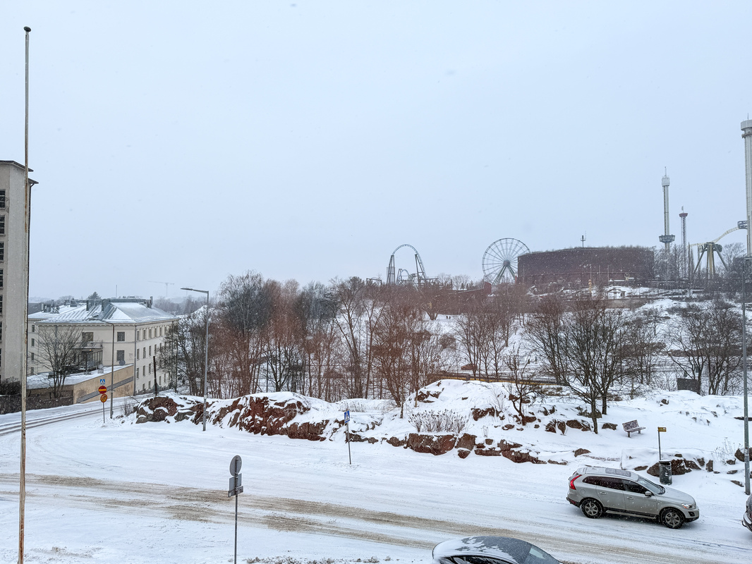 Näkymä ikkunoista suoraan Linnanmäelle 