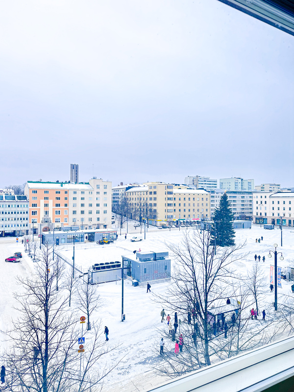 Ikkunoita näkymät torille.