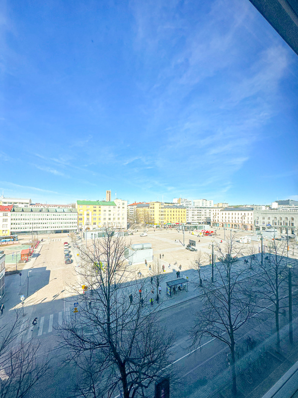 Näkymät ikkunoista suoraan torille.