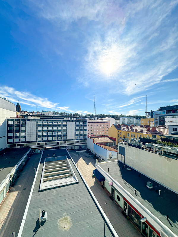 Parvekkeelta näkymät radiomäelle.