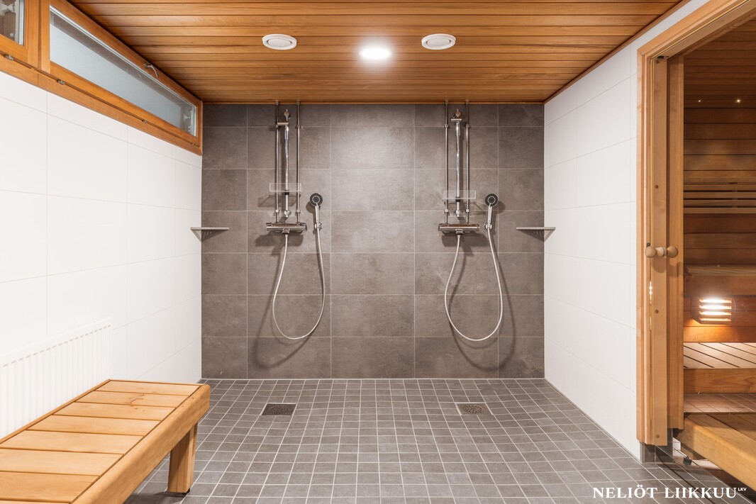 taloyhtiön saunatilat, jotka sijaitsevat samassa rapussa