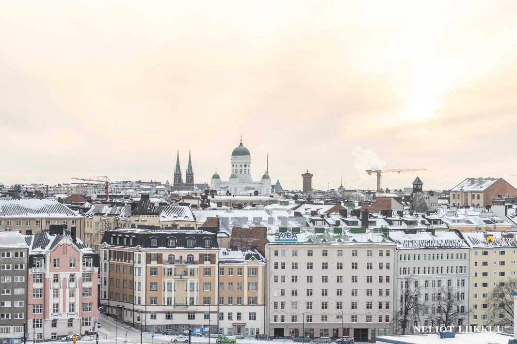 Makuuhuoneen näkymät keskustan kattojen yli