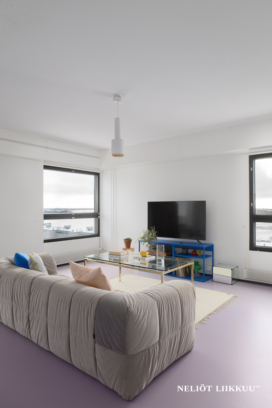 Tilava olohuone, josta käynti parvekkeelle