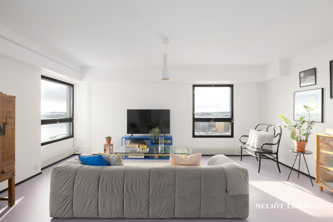 Tilava olohuone, jaettavissa myös toiseksi makuuhuoneeksi