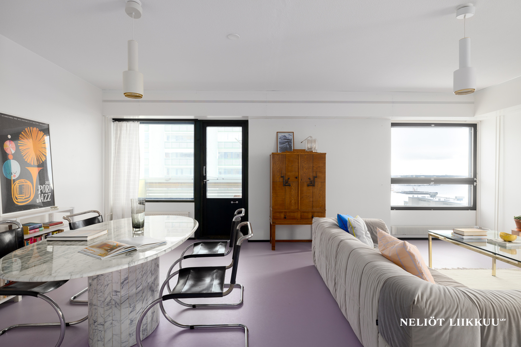 Tilava olohuone, josta käynti parvekkeelle