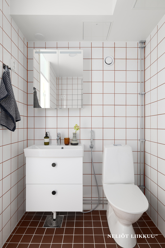 Kylpyhuone, juuri remontoitu putkiremontin yhteydessä