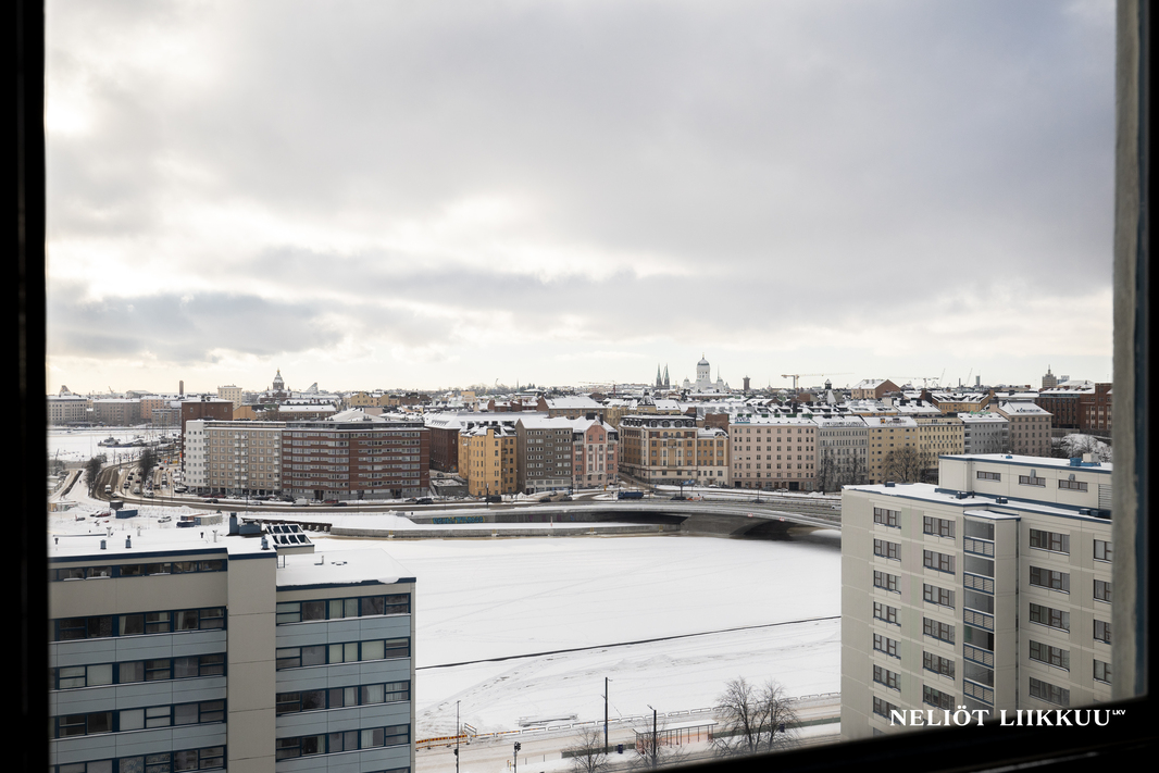 Makuuhuoneen näkymät keskustan kattojen yli