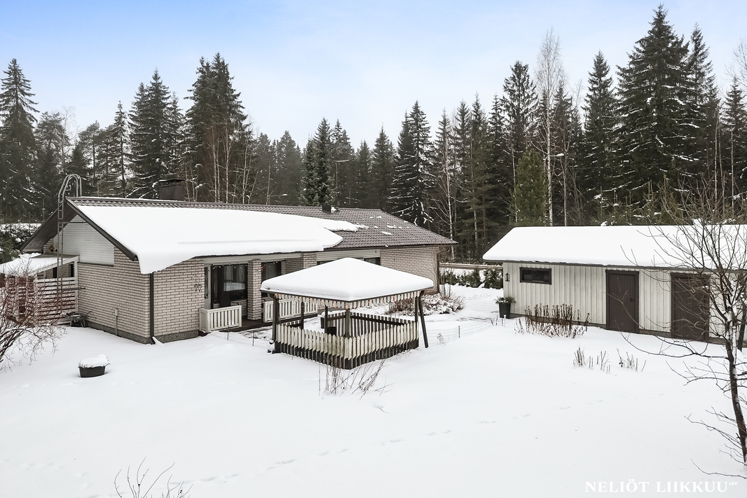 Pihassa paviljonki ja talousrakennus