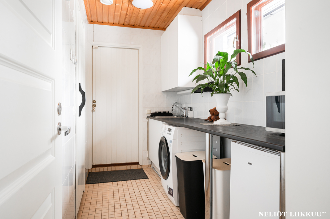 Kodinhoitohuone josta käynti myös ulos