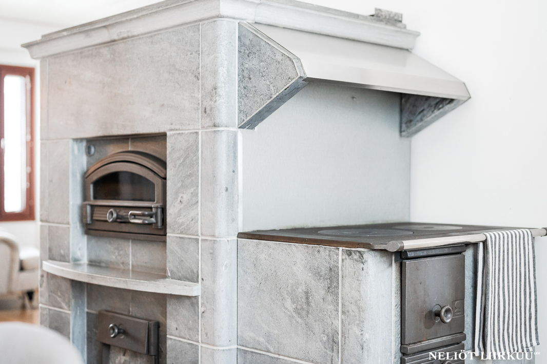 Avokeittiössä leivinuuni ja puuhella