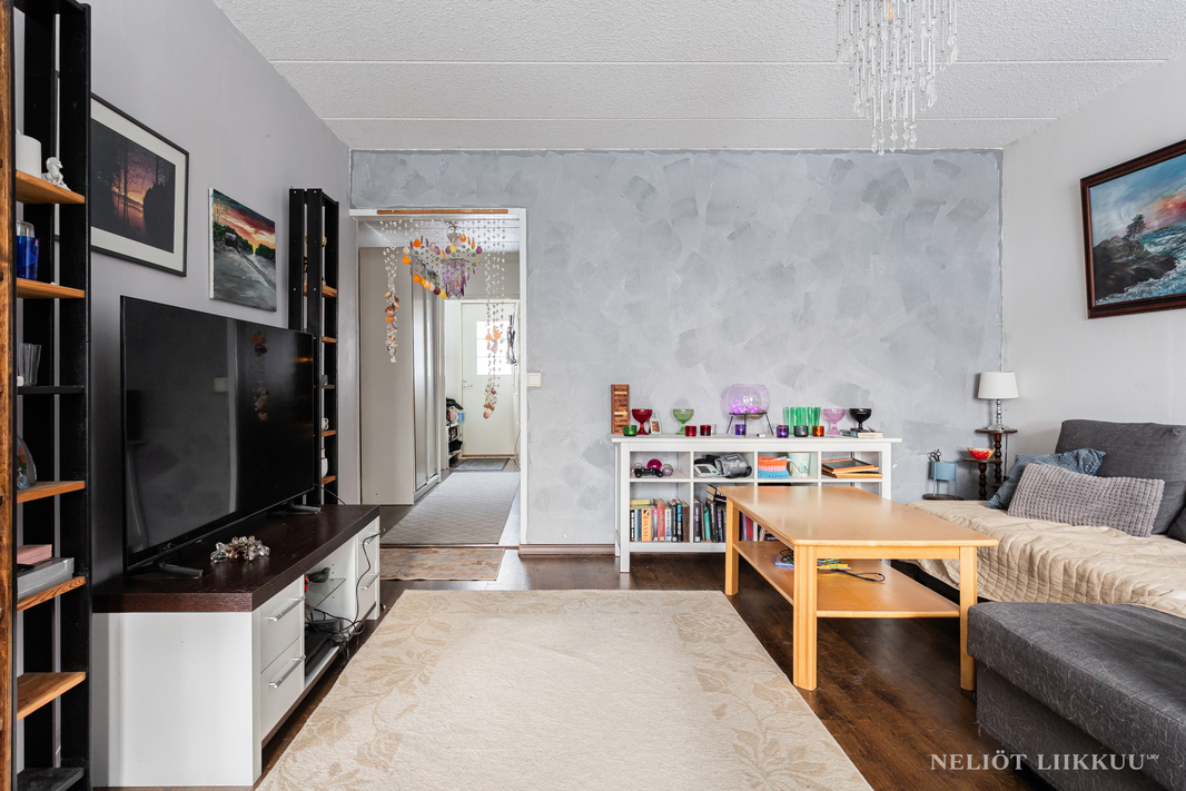 Olohuoneesta käynti suojaisalle takapihan terassille