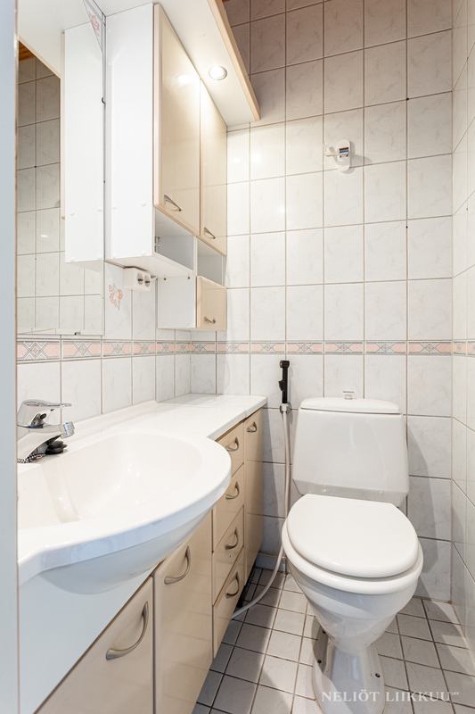 Yläkerran erillinen wc