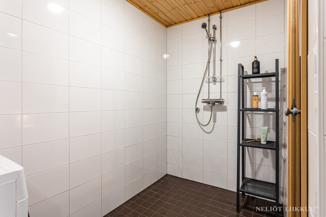 Alakerran kylpyhuone