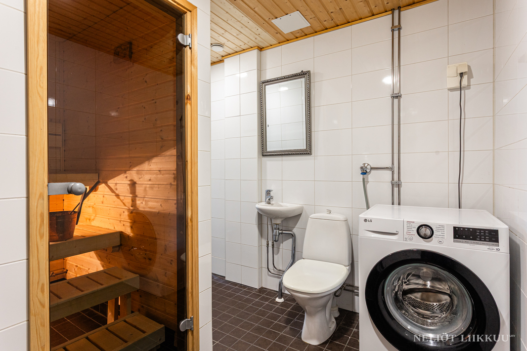 Kylpyhuoneessa asunnon toinen wc