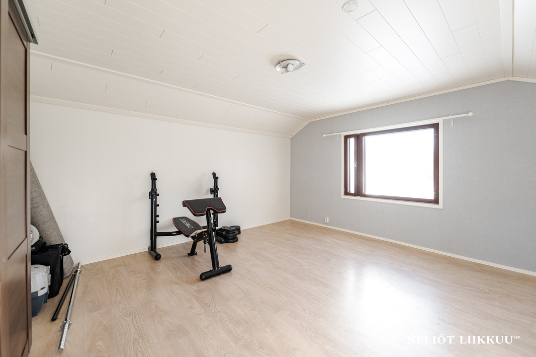 Yläkerran makuuhuone 2