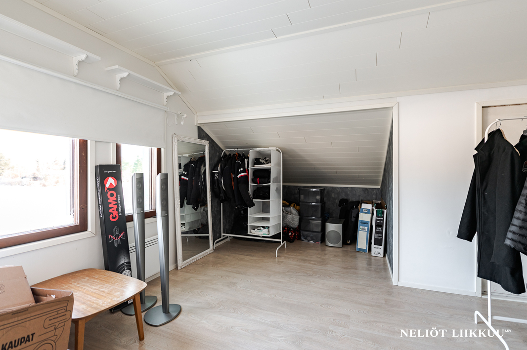 Yläkerran makuuhuone 1