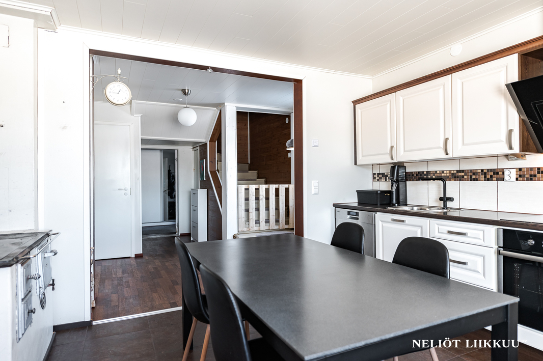 Keittiöstä eteiseen kuvattu