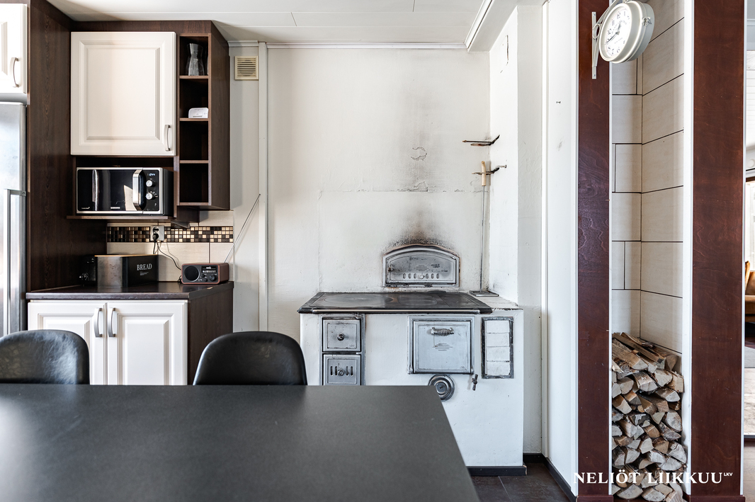 Keittiössä puuhella