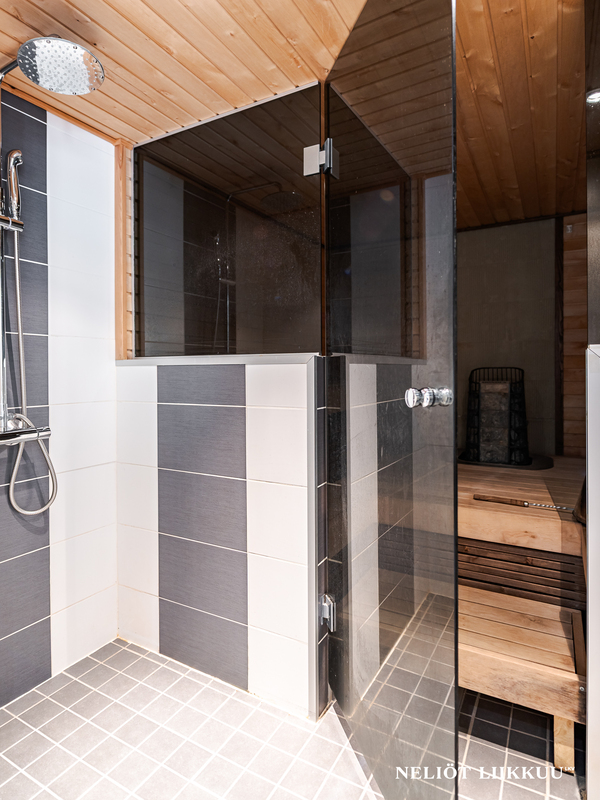 Kylpyhuoneessa kaksi suihkua