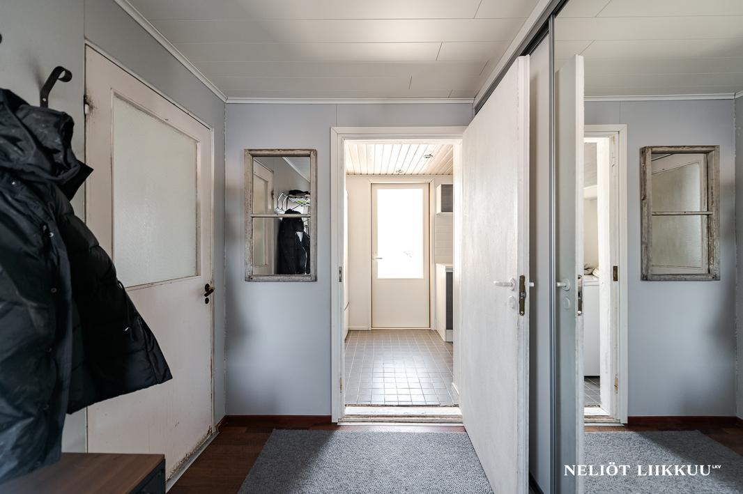 Eteisestä kodinhoitohuoneeseen kuvattu