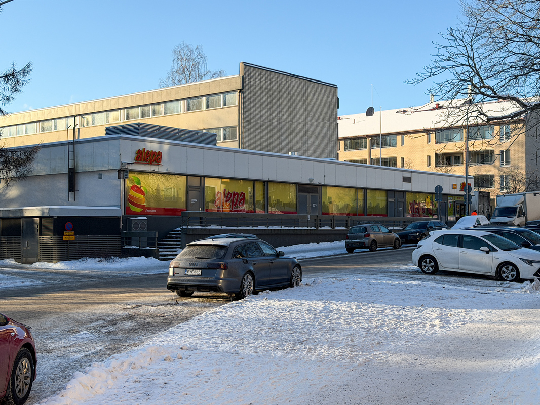 Aivan vierestä löytyy lähikauppa Alepa sekä bussi,- sekä ratikkapysäkki