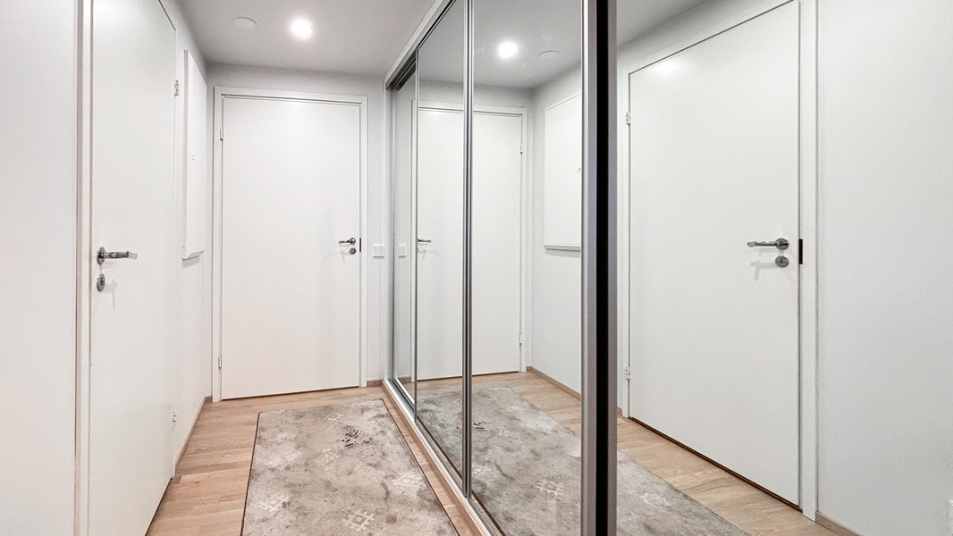 Eteisessä runsaasti kaappitilaa