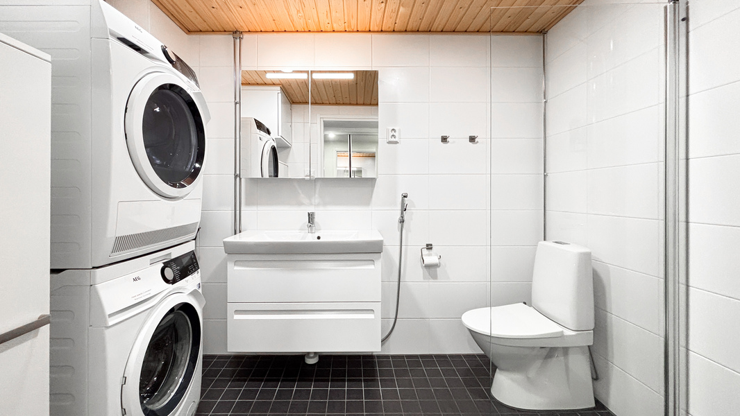 Siisti ja moderni kylpyhuone