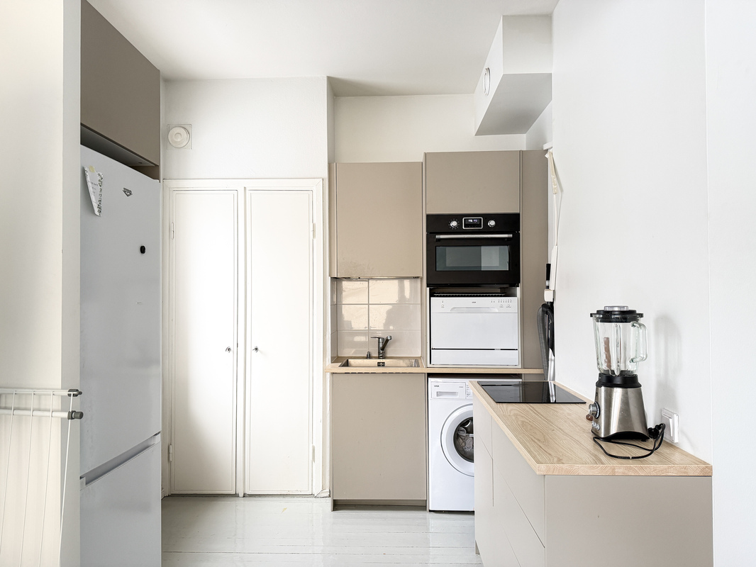 keittiössä kaikki tarvittavat varustelut: pyykinpesukone, astianpesukone sekä muut kodinkoneet