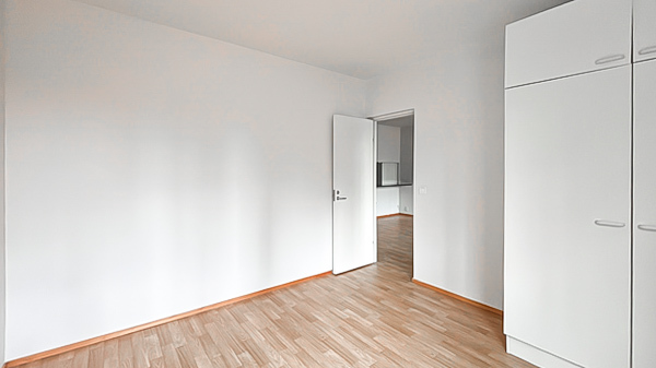 Makuuhuoneessa kiinteää kaappitilaa