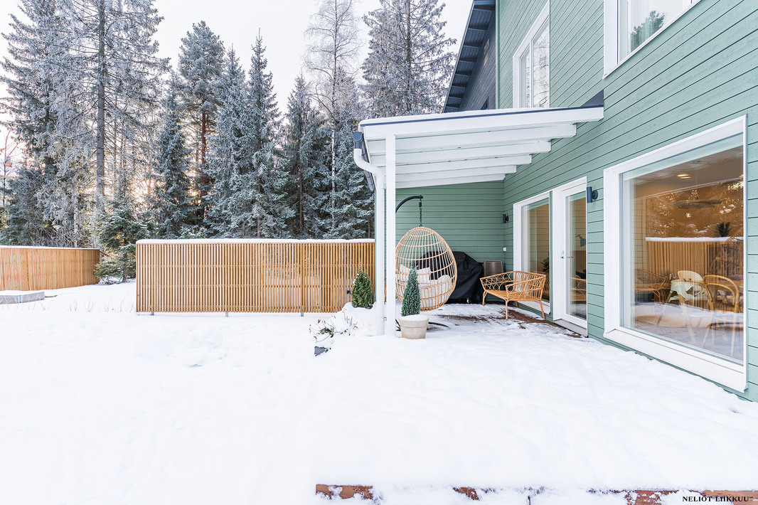 Osittain katettu terassi