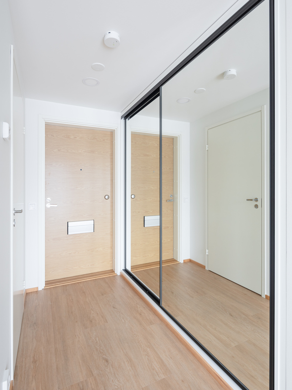 Eteisessä peilikaapissa säilytystilaa