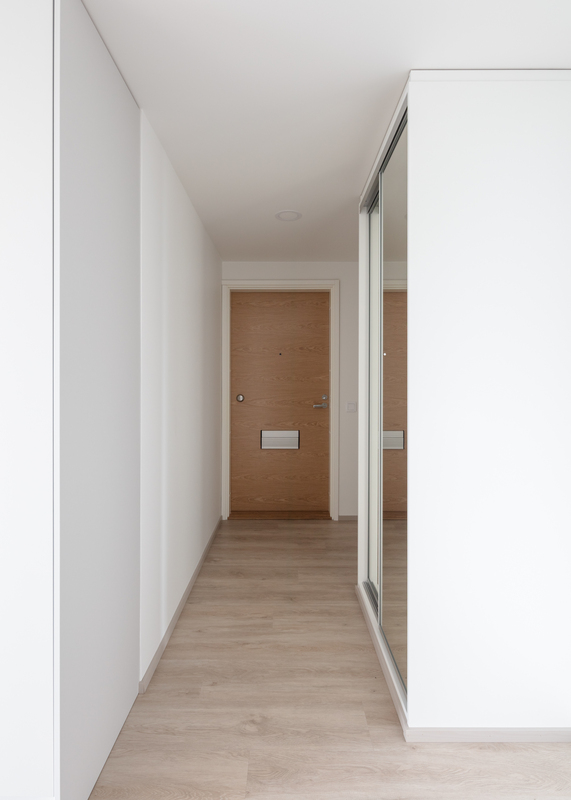 Eteisessä peilikaappi