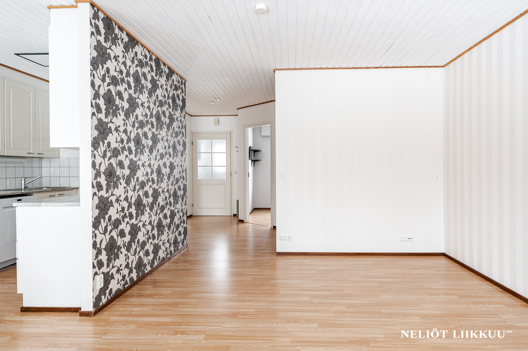 Olohuoneesta eteiseen kuvattu