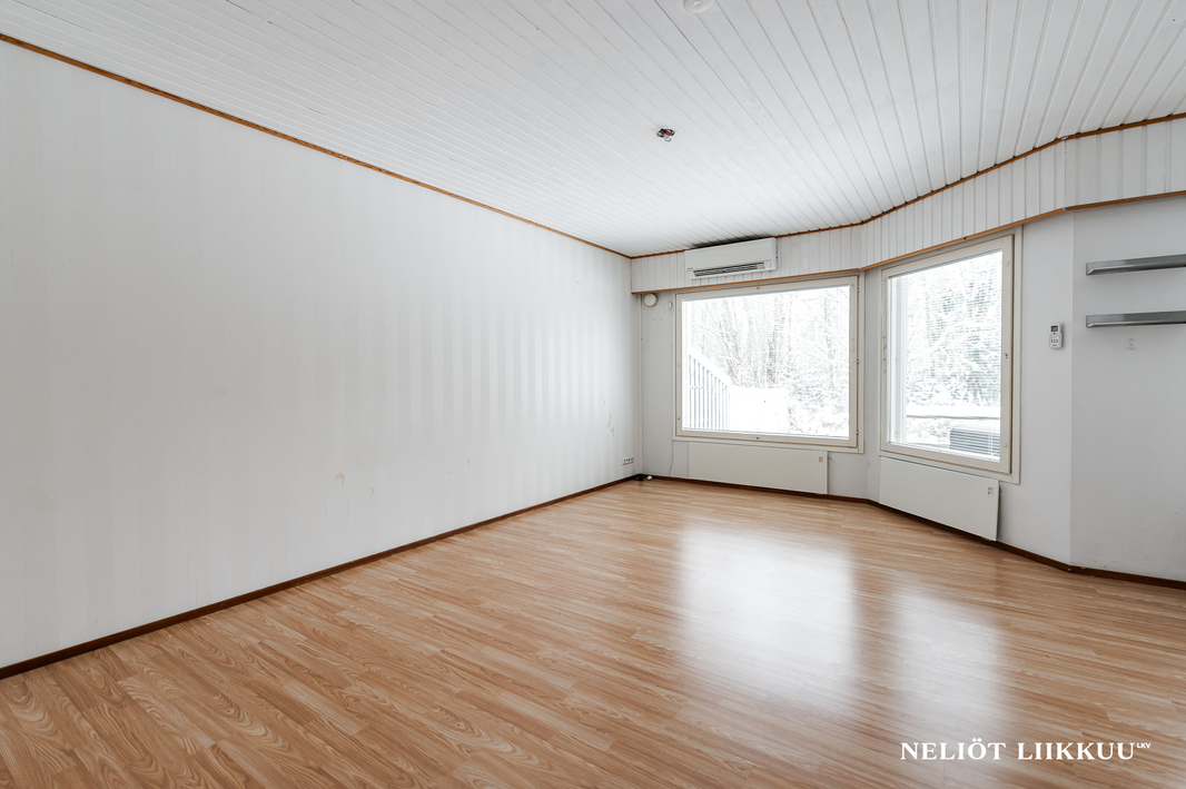 Olohuoneesta käynti takapihalle