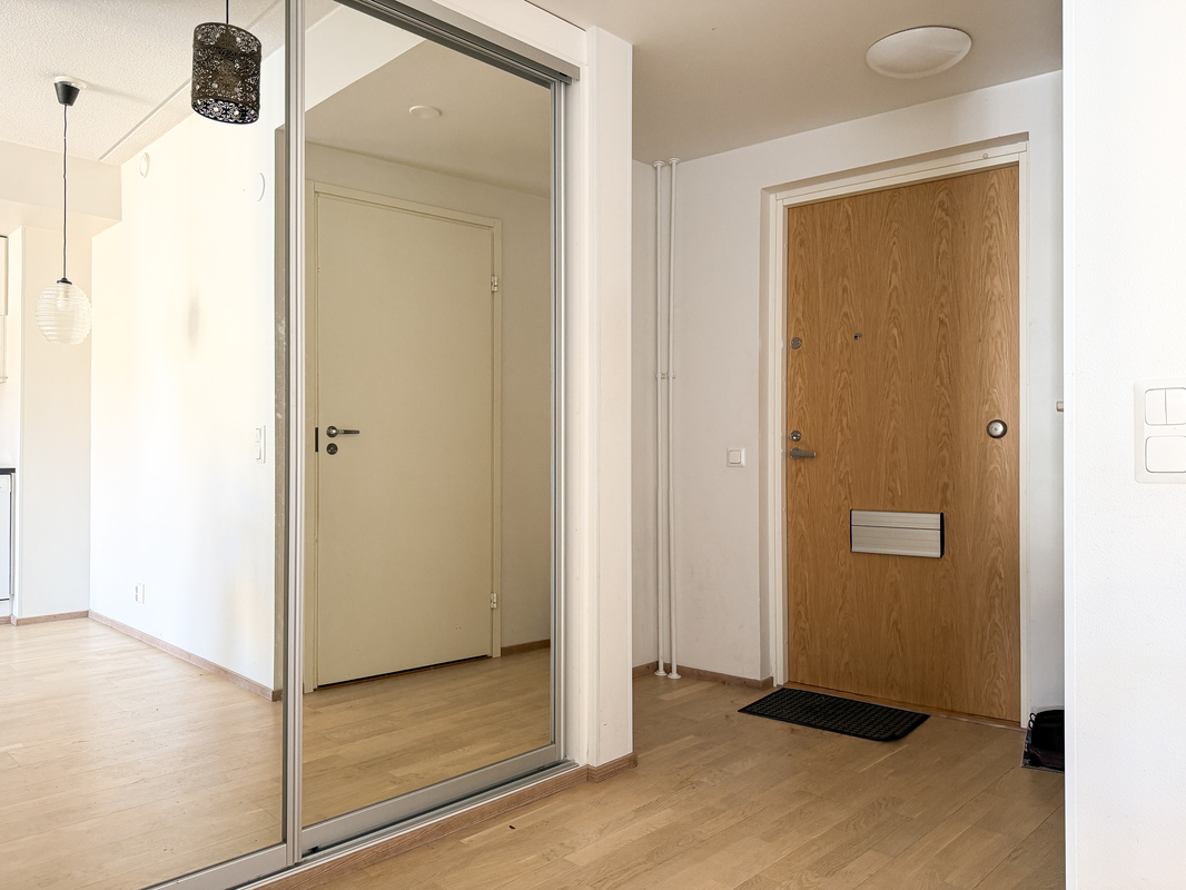 Eteisessä kaappitilaa