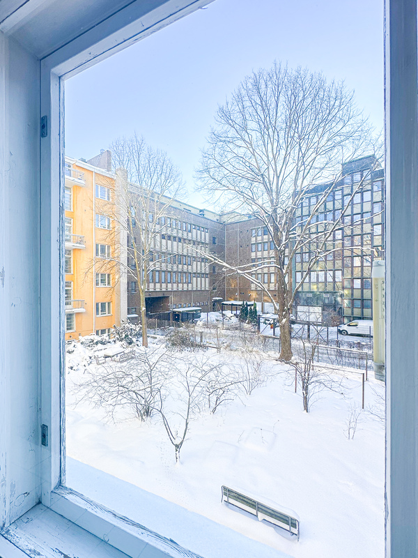 Näkymät ikkunasta sisäpihalle.