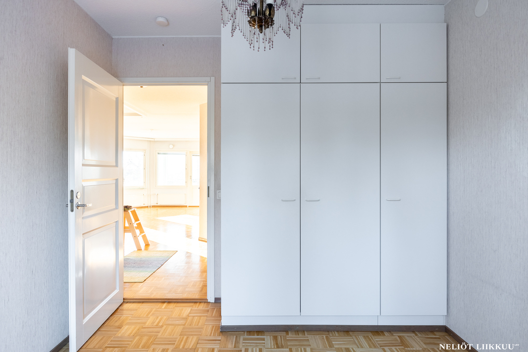 Pienemmän makuuhuoneen kaapistot