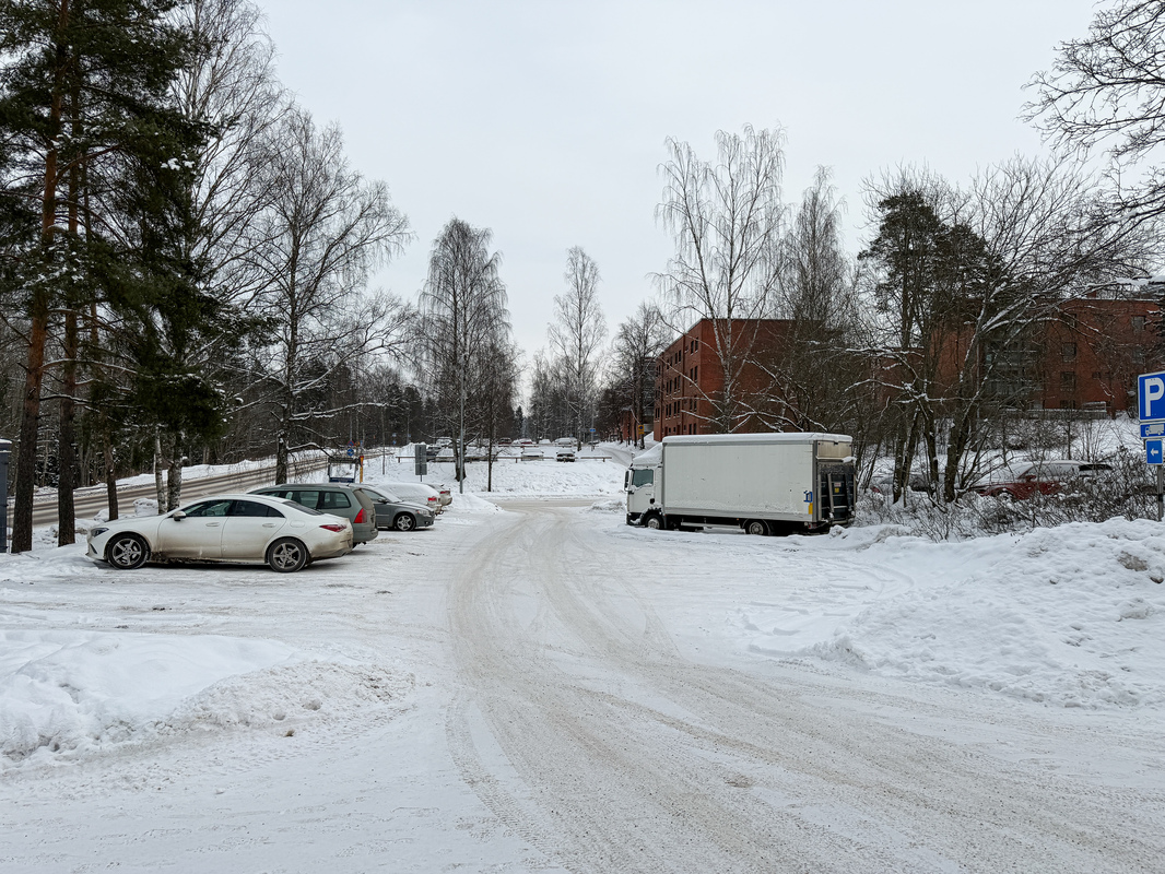 vieressä parkkipaikka, johon voi vapaasti parkkeerata