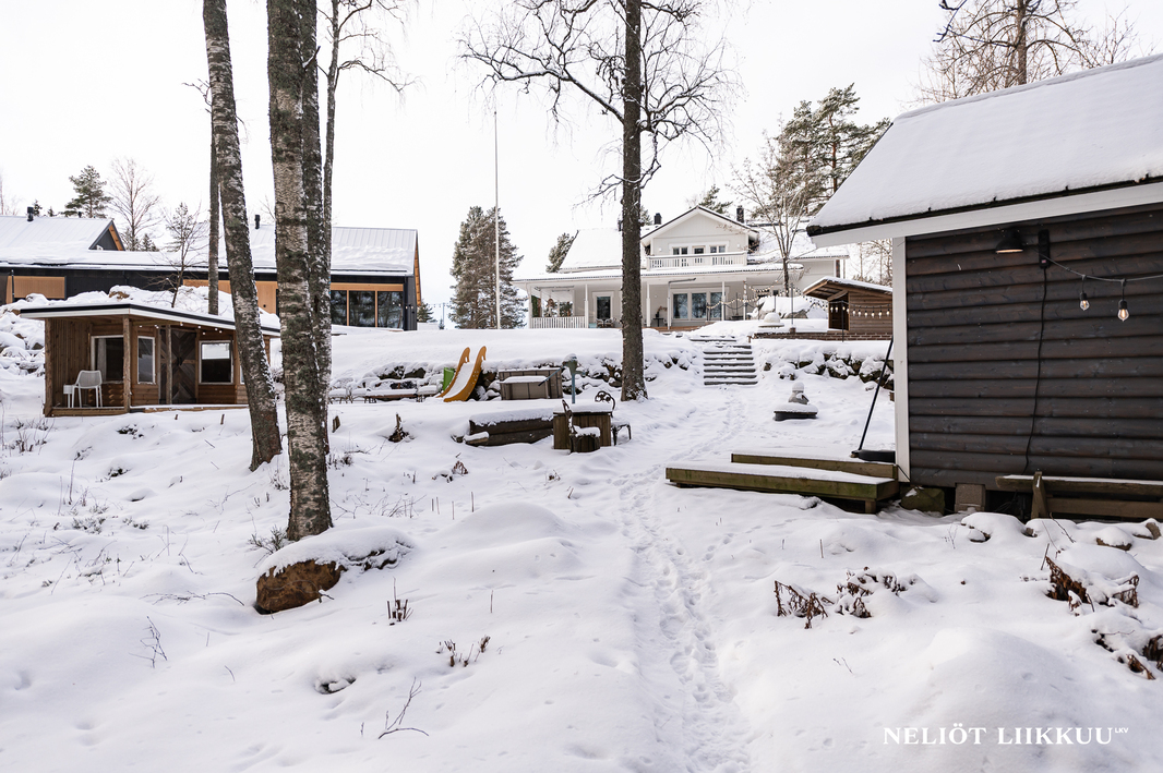 Rannasta taloon päin kuvattu
