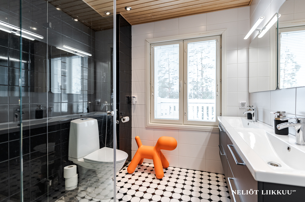 Yläkerran kylpyhuone