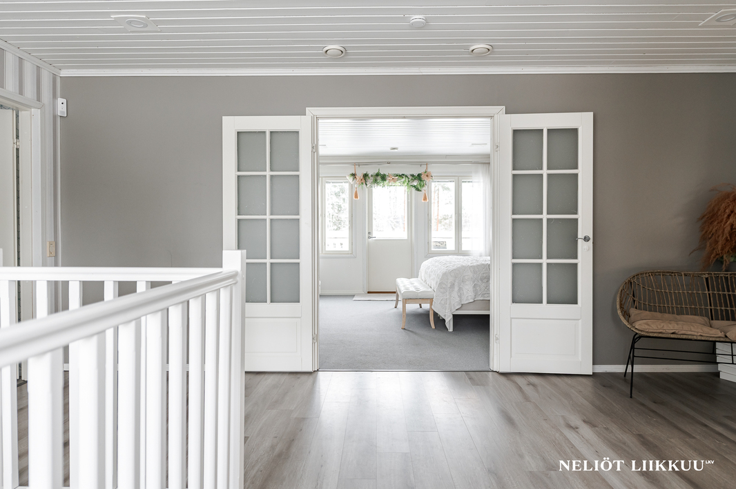 Aulatilasta päämakuuhuoneeseen kuvattu