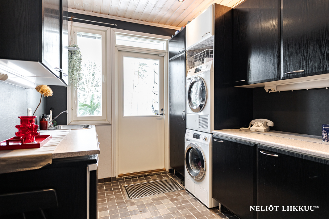 Kodinhoitohuoneesta käynti ulos