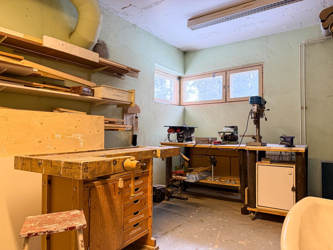 Alakerrassa askarteluhuone. Talosta löytyy myös saunatilat ylimmästä kerroksesta